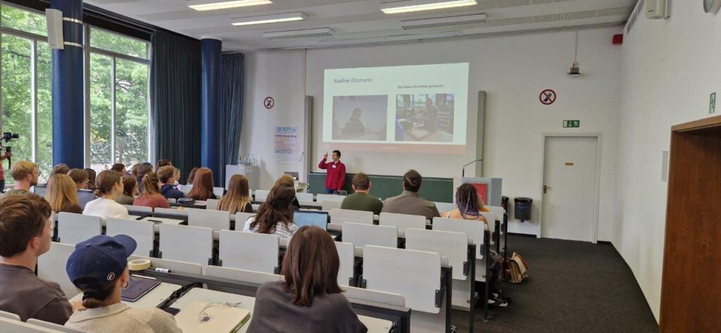 Die angehende Bildungsfachkraft Nadine Zitzmann hält bei einer Lehrveranstaltung einen Vortrag vor Studierenden.