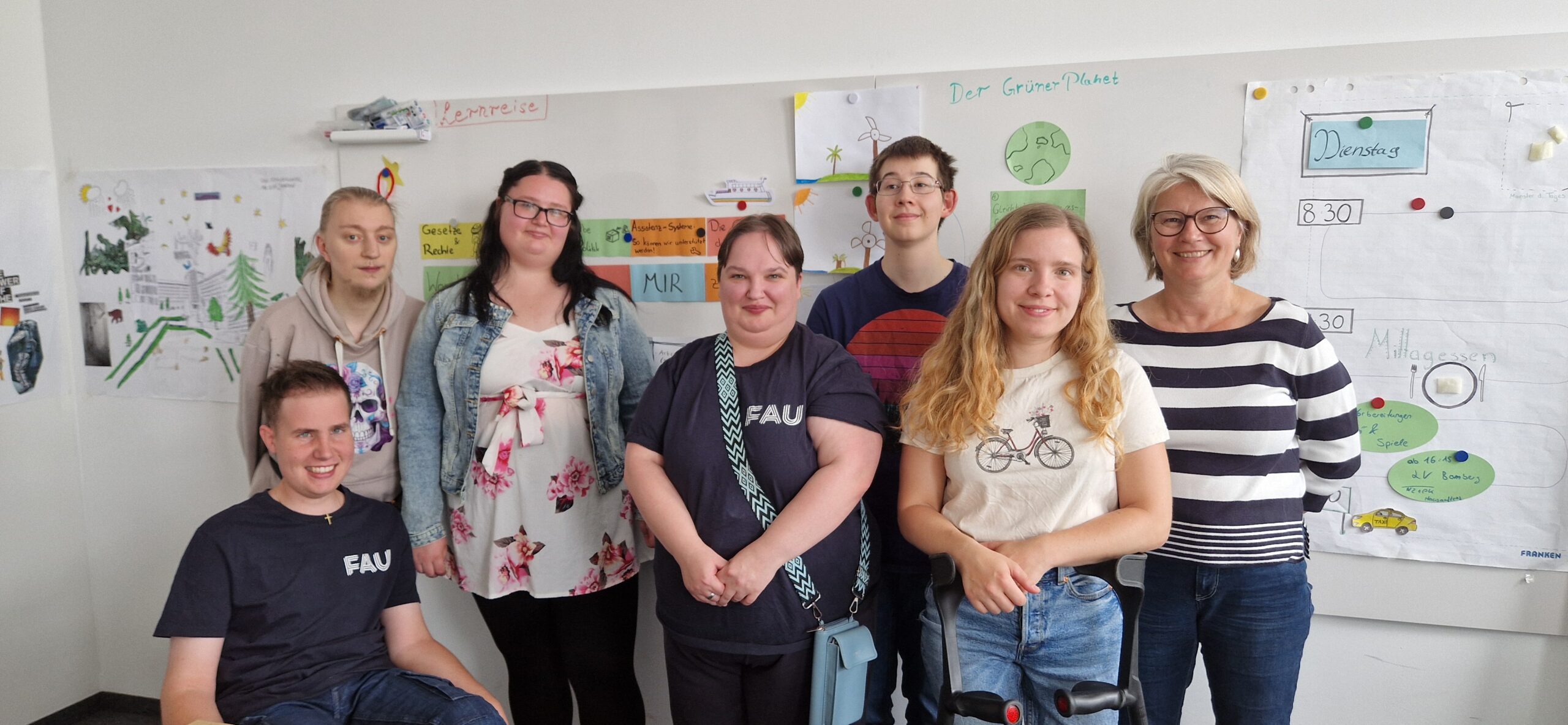 Zu sehen sind die fünf angehenden Bildungsfachkräfte aus Bayern gemeinsam mit einer Qualifizierungstrainerin und der Projektleitung